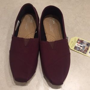 BRAND NEW maroon TOMS
